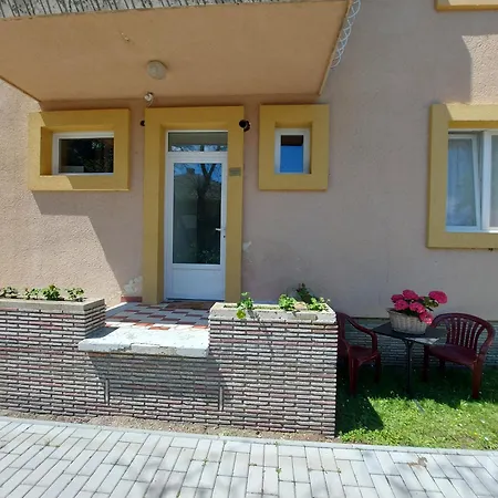 Pauzo Bagyarik Apartment *
